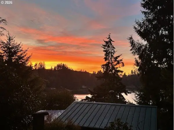 3196 S Tenmile Lk, Lakeside, OR 97449