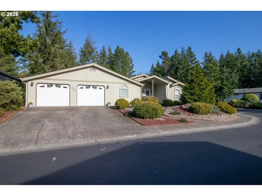 602 Glenbrook Cir, Florence, OR 97439 - #3
