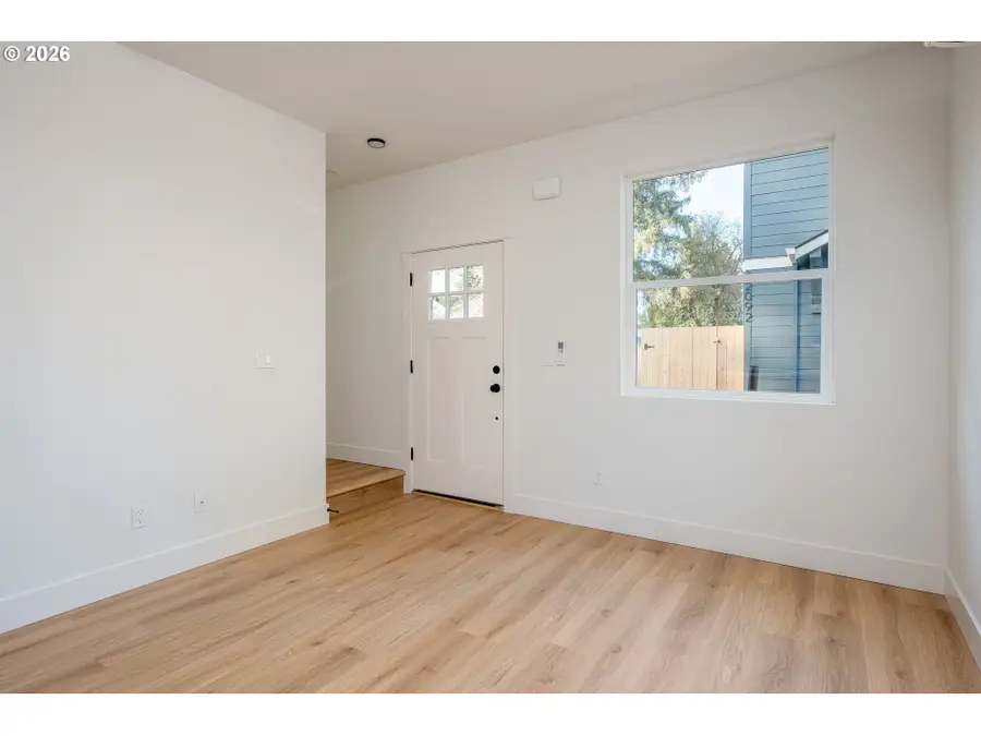 12086 SE Market St, Portland, OR 97216 - Image #2