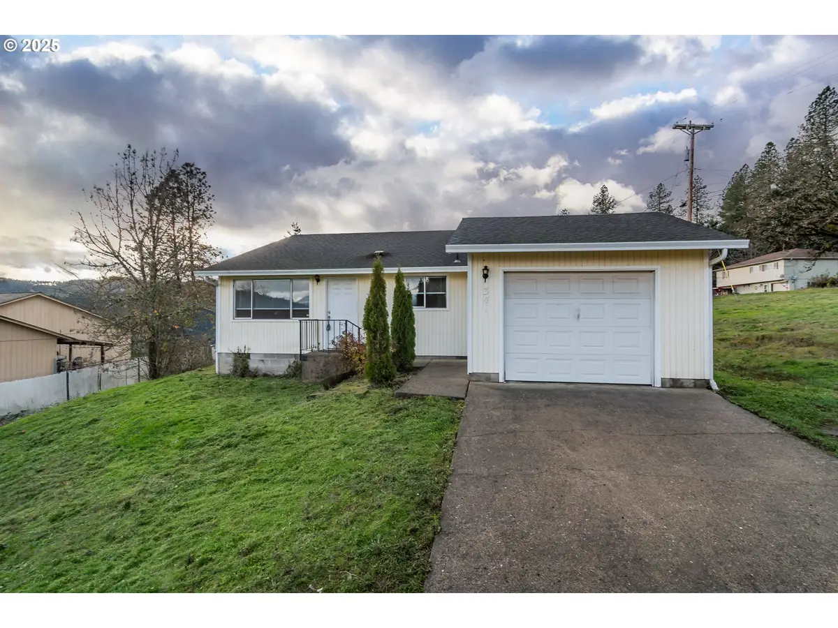 341 Ash St, Sutherlin, OR 97479 - Image #1