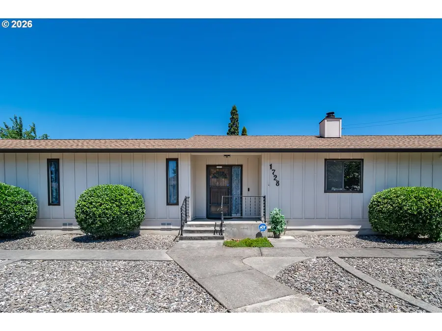 1728 NW Harvey Ave, Roseburg, OR 97471 - #3