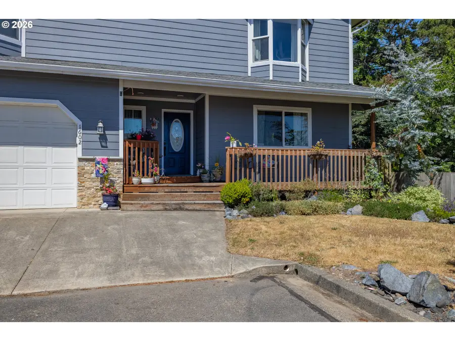 1602 Ash St, North Bend, OR 97459 - #3