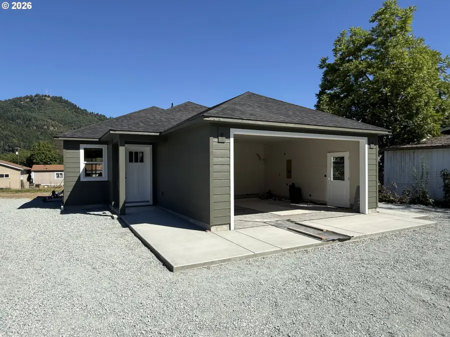 1123 Laura St, Tri City, OR 97457 - #2