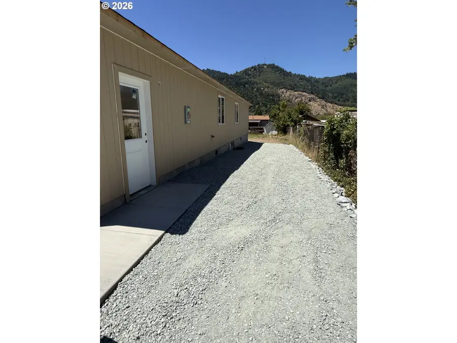 1123 Laura St, Tri City, OR 97457 - #3