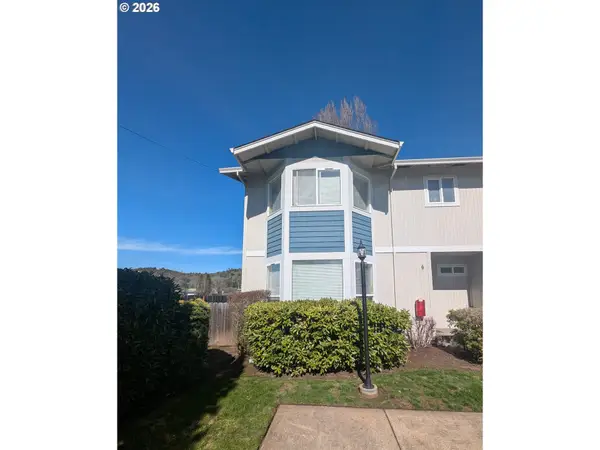 202 NE Rifle Range St #6, Roseburg, OR 97470