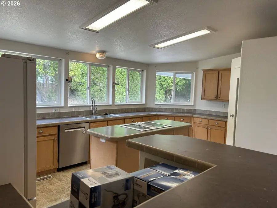 98012 Court St, Brookings, OR 97415 - #2