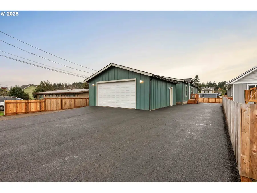 2142 Everett Ave, North Bend, OR 97459 - Image #3