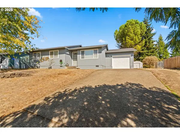 405 Corona Loop Rd, Roseburg, OR 97471