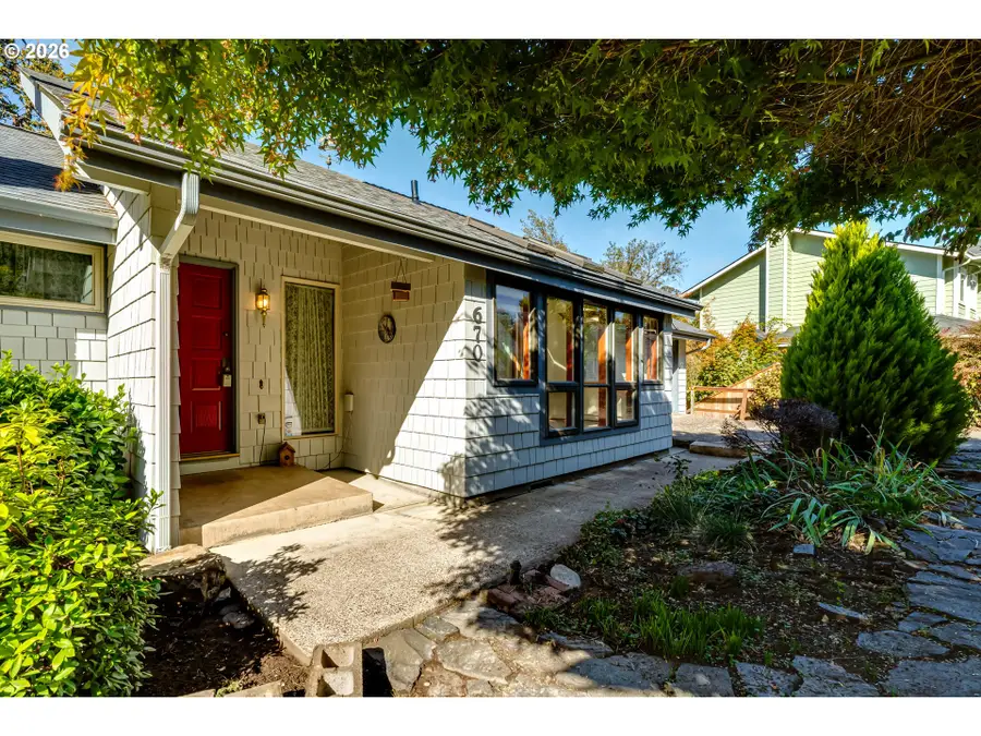 670 Woodcrest Dr, Springfield, OR 97477 - #2