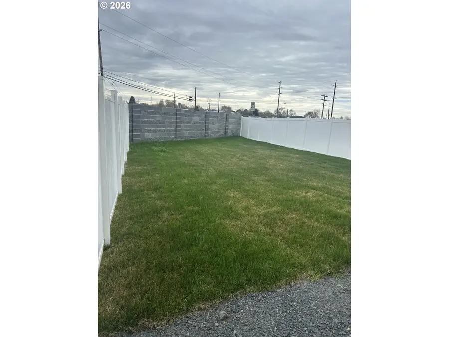 1075 NE Emerald Dr, Hermiston, OR 97838 - #3