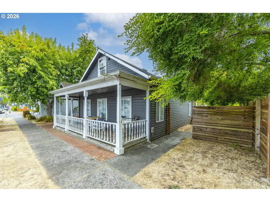 239 Maple St, Florence, OR 97439 - #2