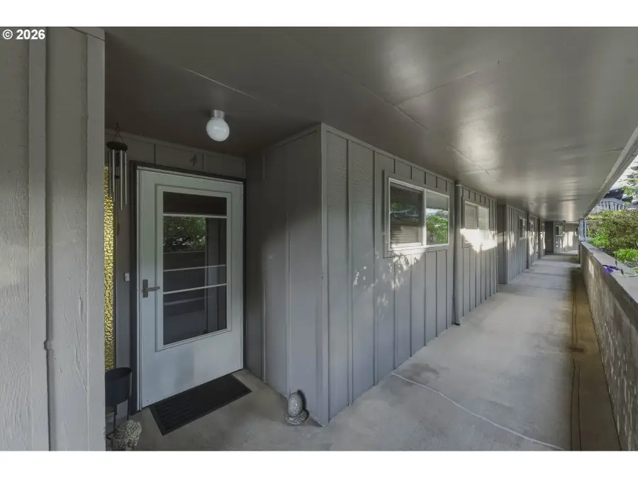 290 N 3rd Ct, Coos Bay, OR 97420 - #2