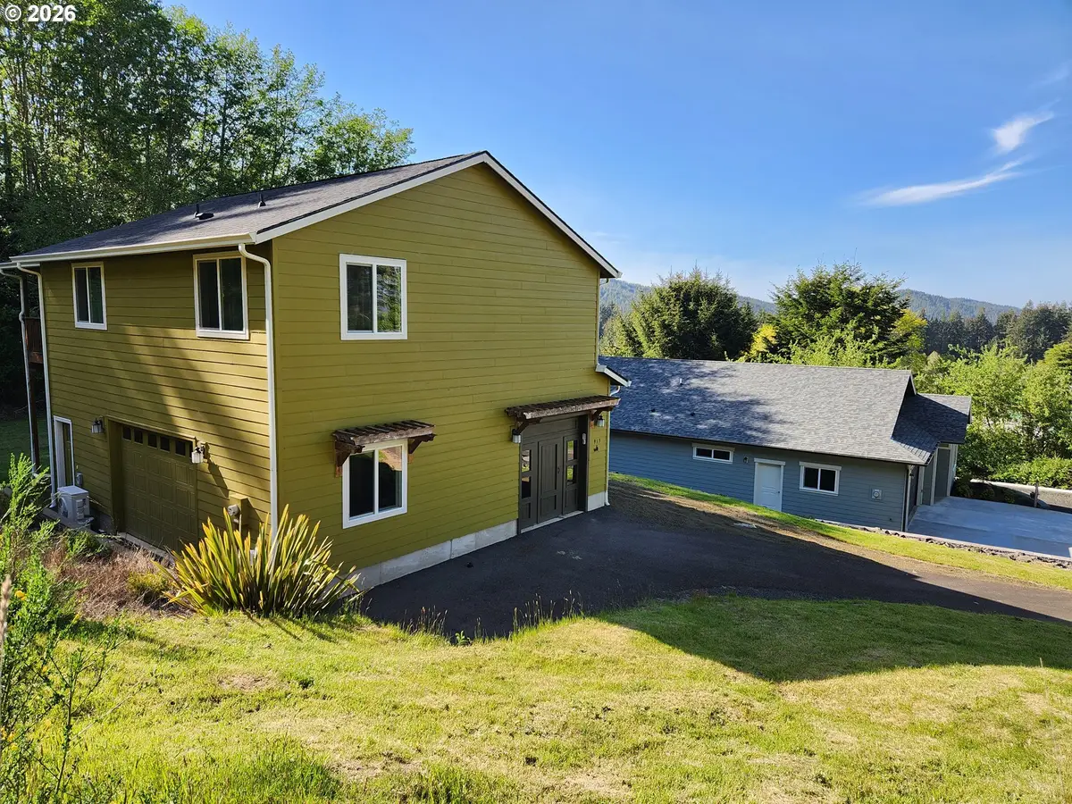 915 Bellevue Dr, Reedsport, OR 97467 - #1