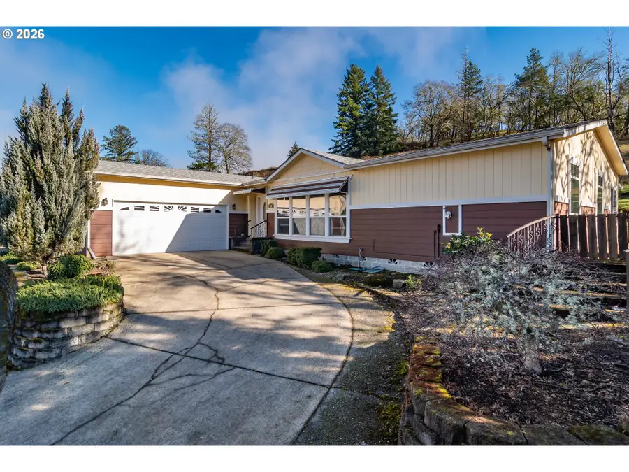 490 Knoll Terrace Dr, Canyonville, OR 97417 - Image #2