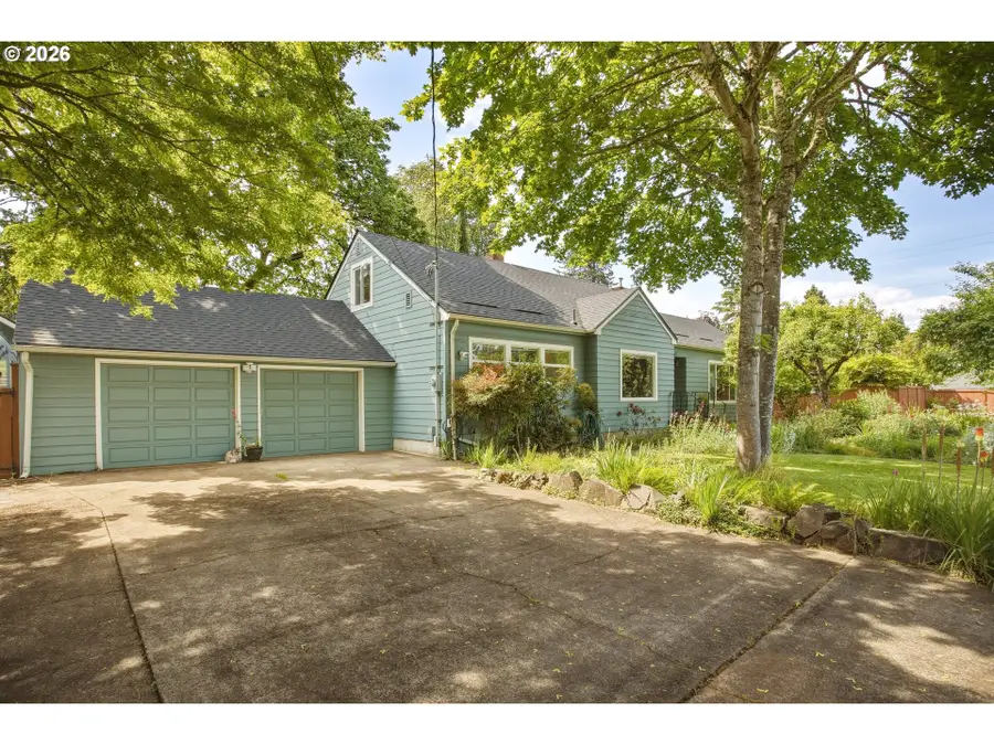 942 Fairway Dr, Eugene, OR 97404 - #2
