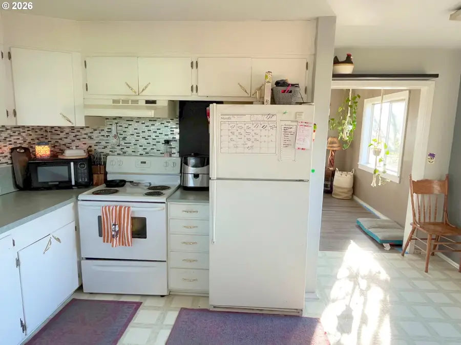 124 NE West Ave, Roseburg, OR 97470 - #2