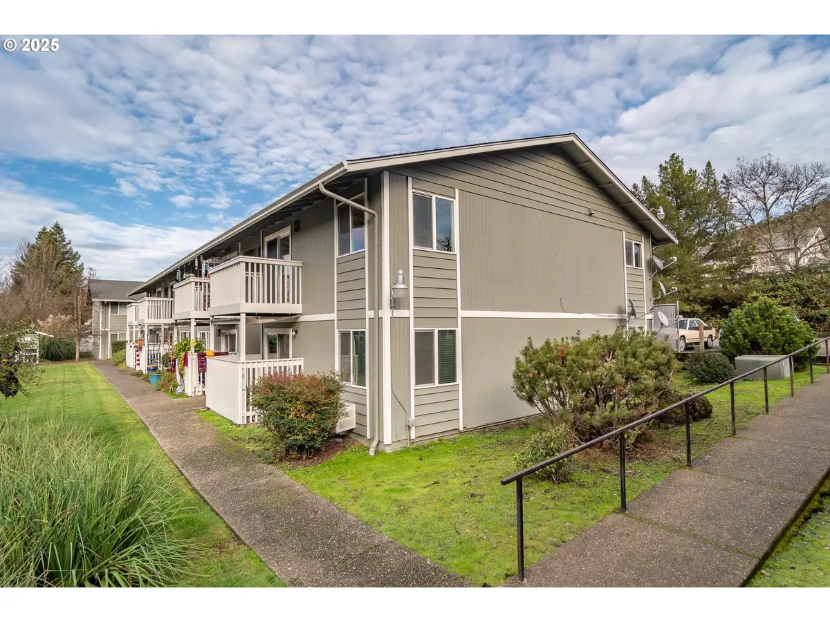 885 NE Sunset St #26, Roseburg, OR 97470 - Image #1