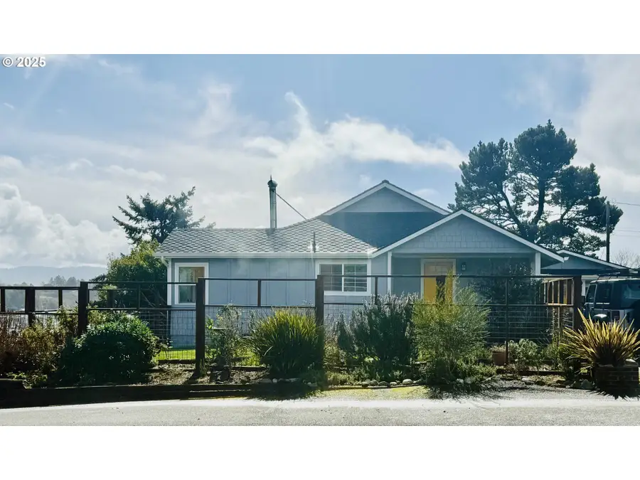 236 Fountain Ct, Brookings, OR 97415 - Image #2