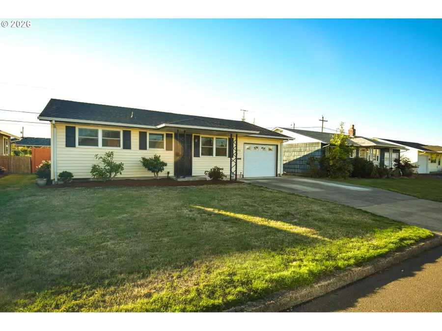1453 Astor Way, Woodburn, OR 97071 - #2