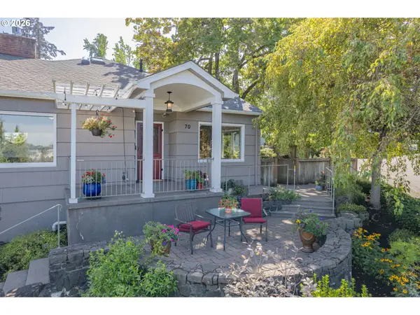 70 Grand View Dr, Eugene, OR 97405