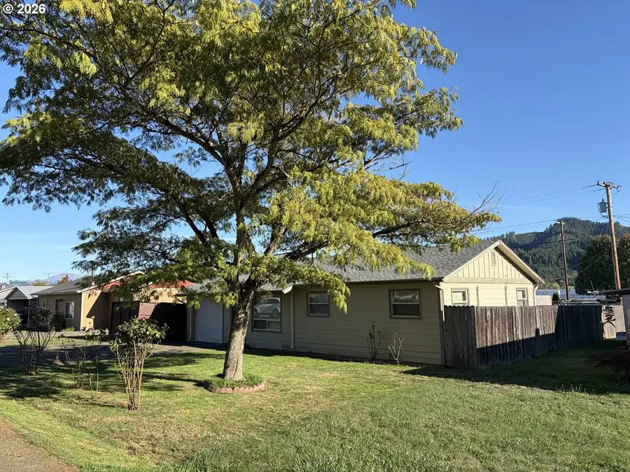 686 W First Ave, Sutherlin, OR 97479 - #3