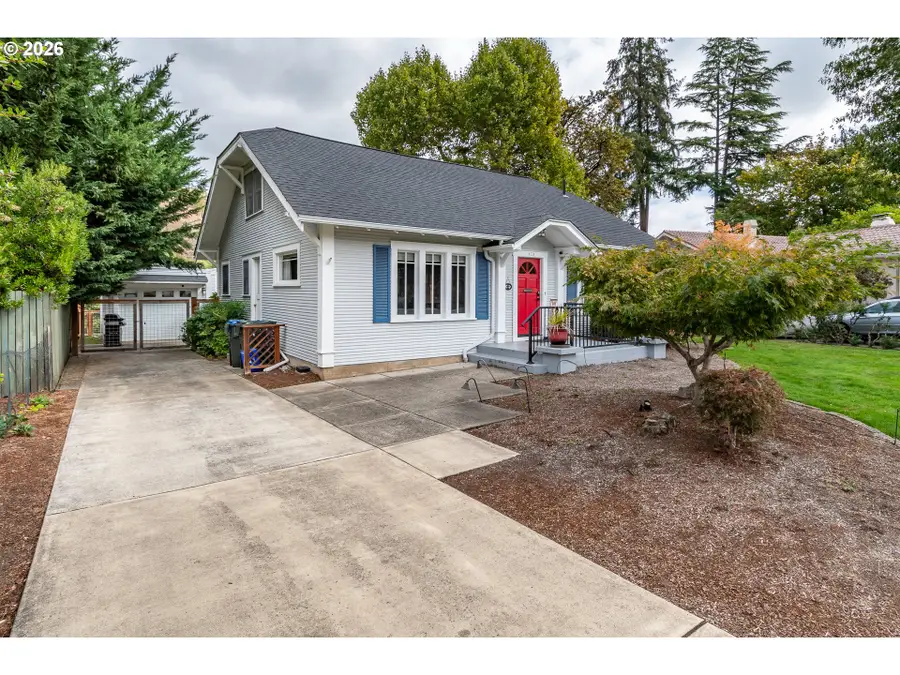 325 W Riverside Dr, Roseburg, OR 97470 - #2