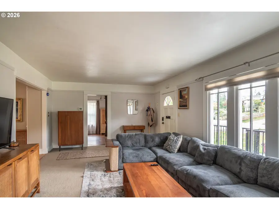 325 W Riverside Dr, Roseburg, OR 97470 - #3