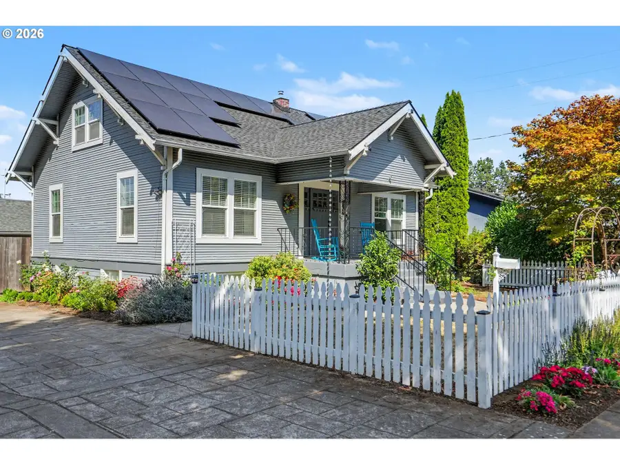 914 Pine St, Silverton, OR 97381 - #2