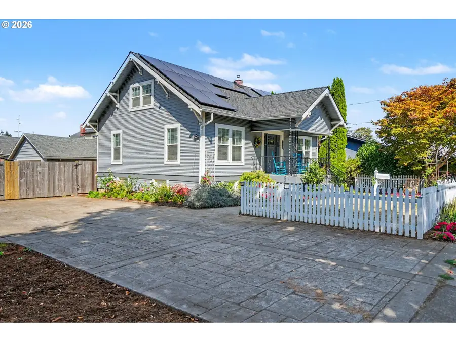 914 Pine St, Silverton, OR 97381 - #3