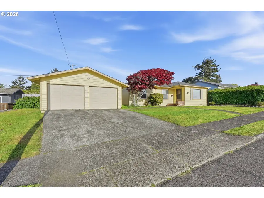 1707 Hayes St, North Bend, OR 97459 - #2