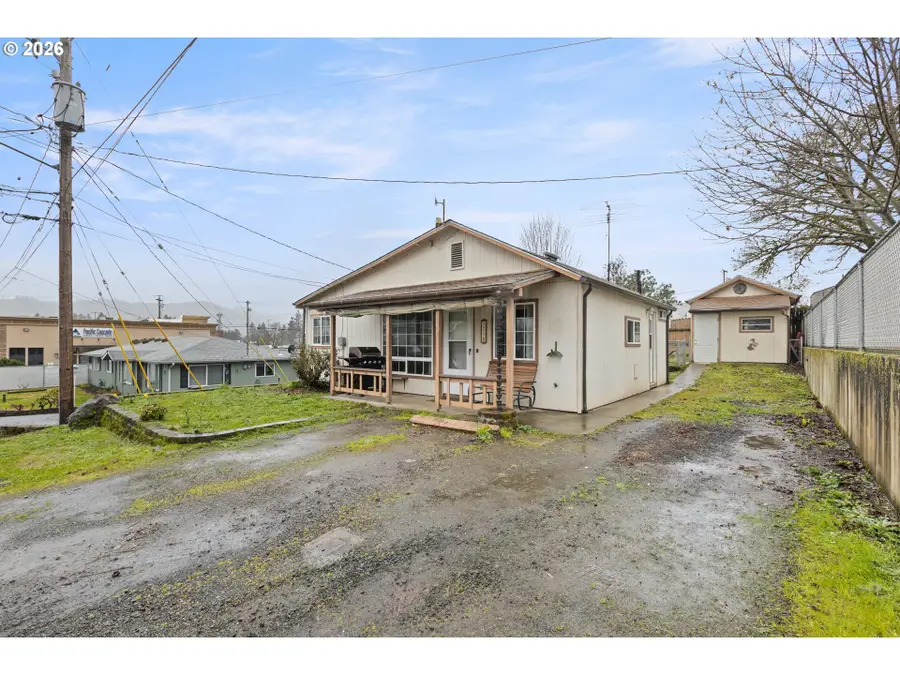 1718 NW Crouch St, Roseburg, OR 97471 - #3