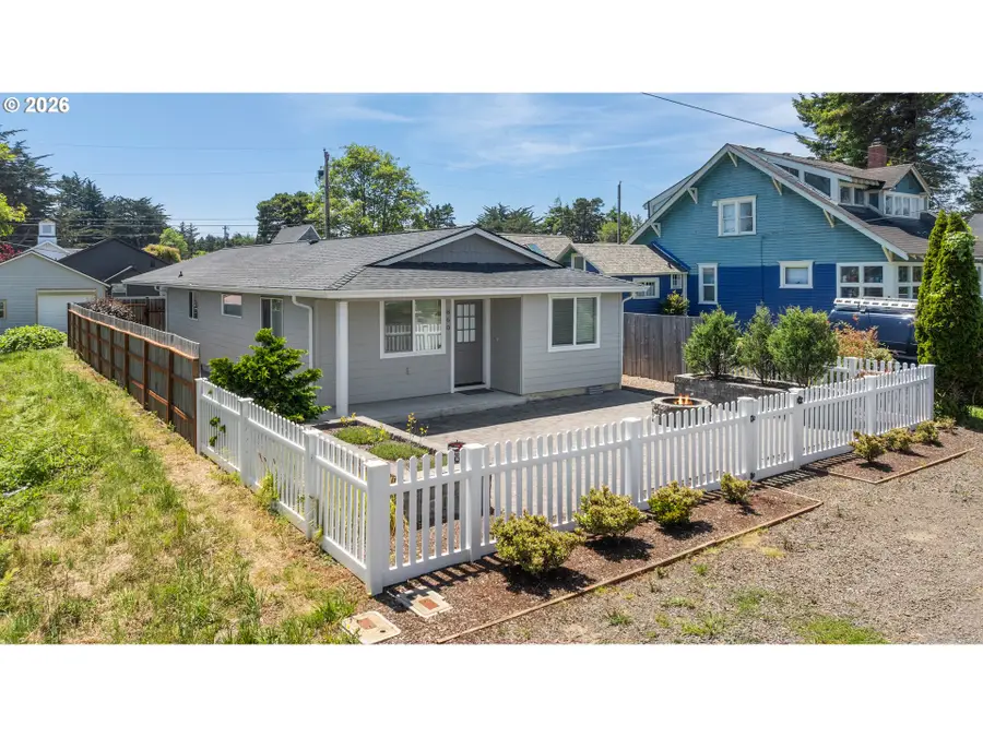 860 1st St Se, Bandon, OR 97411 - #2