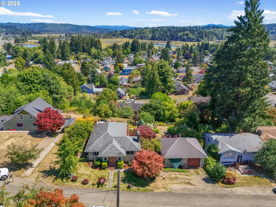 719 Peters St, Raymond, WA 98577 - Image #2