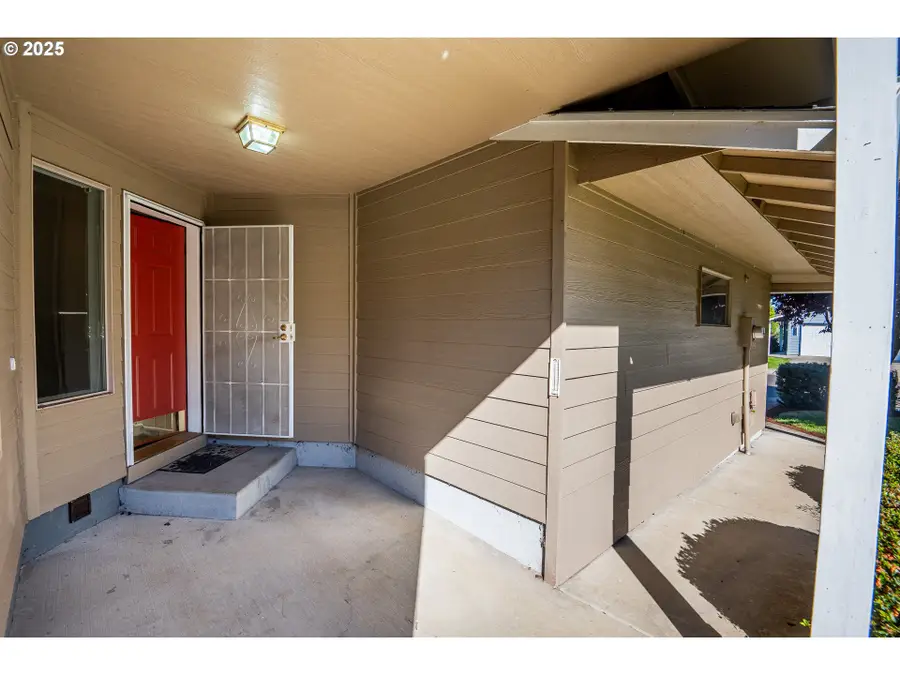 957 E Benjamin Ave, Cottage Grove, OR 97424 - Image #2