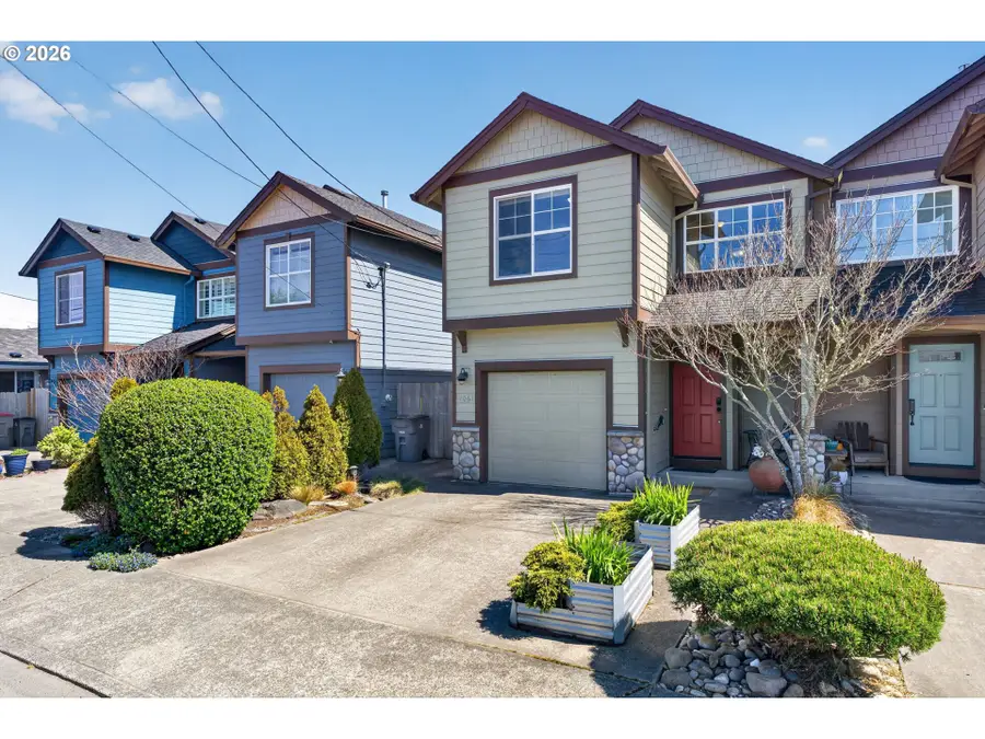 1061 S Columbia St, Seaside, OR 97138 - #3