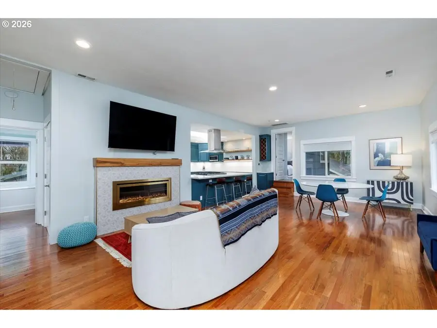 3827 SW Dolph Ct, Portland, OR 97219 - Image #3