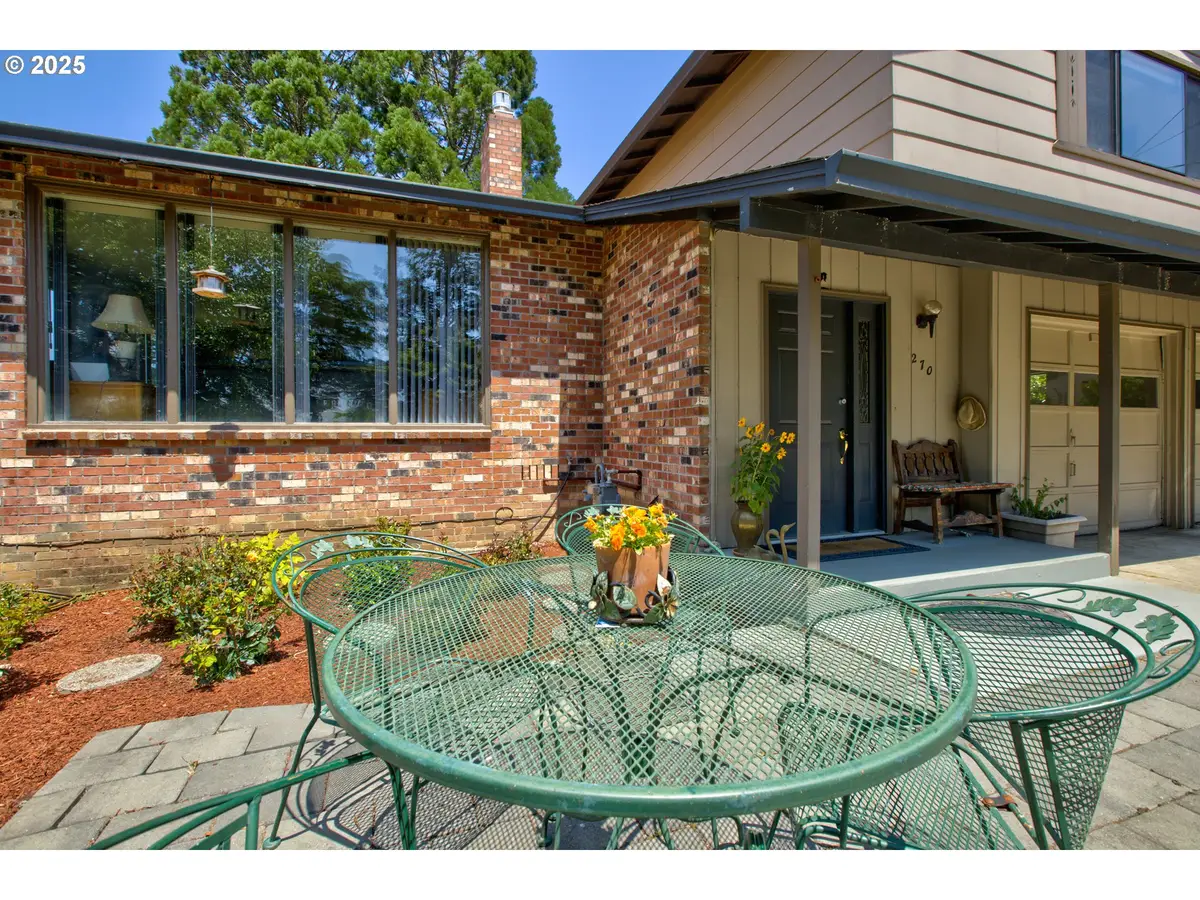 270 Glenwood Ct, Roseburg, OR 97471 - Image #1