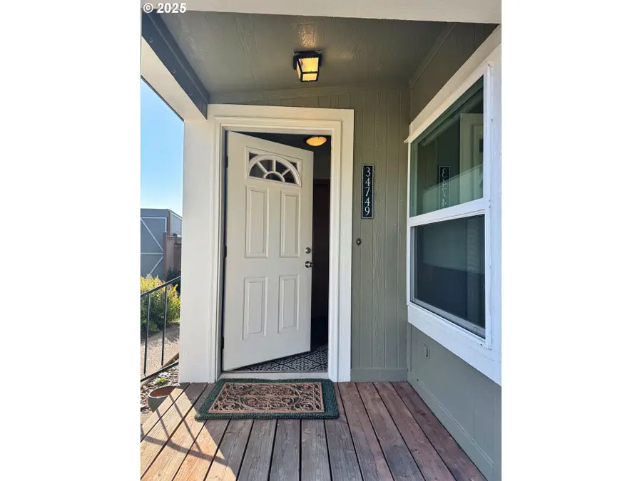 34749 Devonshire Dr, Eugene, OR 97405 - Image #2