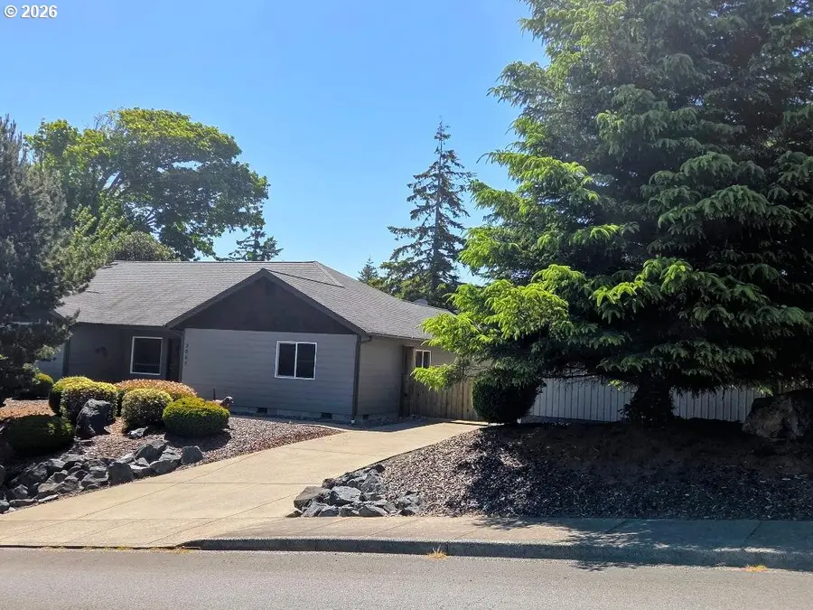 2065 17th St, North Bend, OR 97459 - #2
