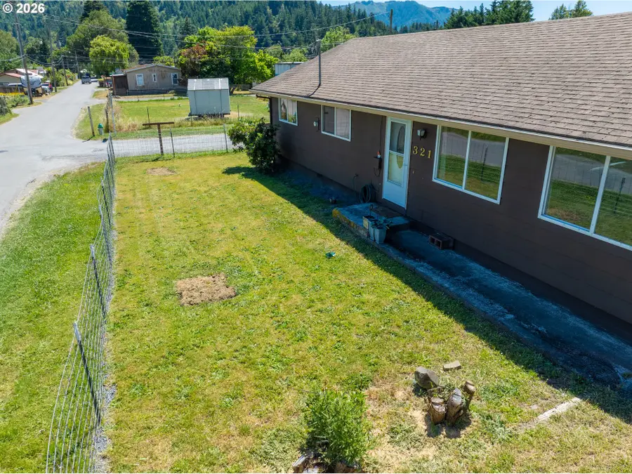 321 W Date St, Powers, OR 97466 - #2