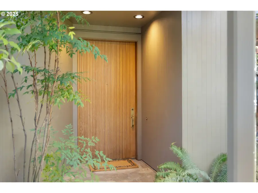 6126 S Riverpoint Ln, Portland, OR 97239 - Image #2