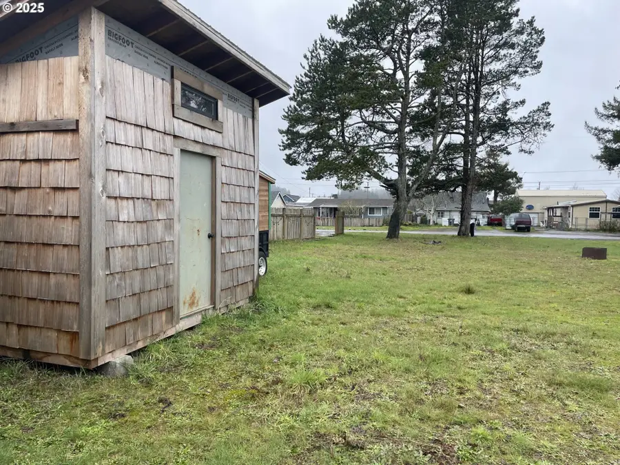 150 N 13th St, Lakeside, OR 97449 - Image #2