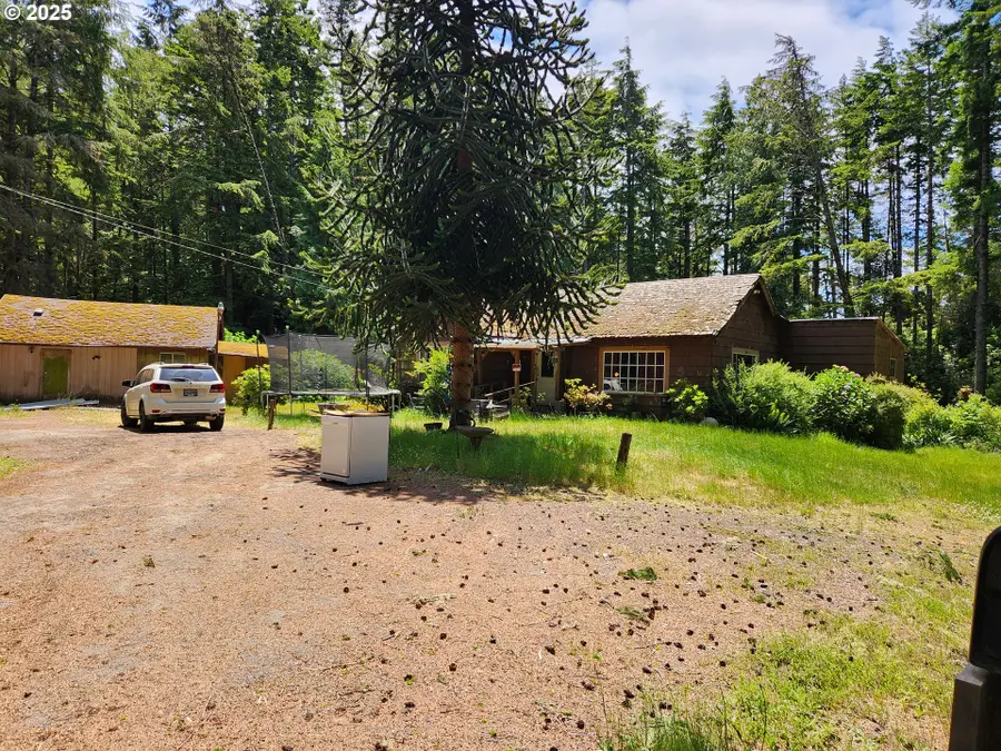 12829 Wildwood Dr, North Bend, OR 97459 - Image #2