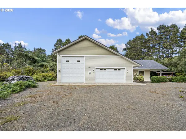 87991 Woodlands Dr, Florence, OR 97439