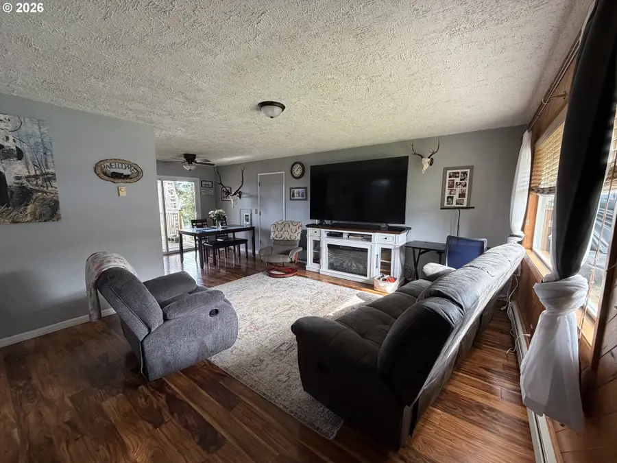 3854 Vista Dr, North Bend, OR 97459 - #3