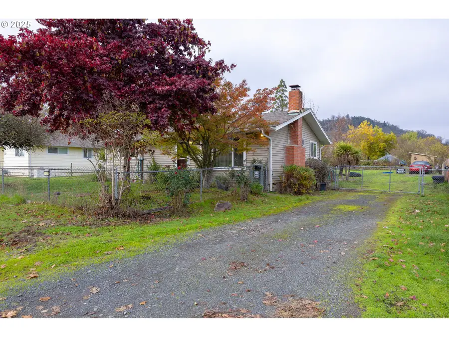 301 NW Midway St, Winston, OR 97496 - Image #2