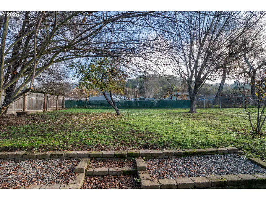 1551 NE Morris St, Roseburg, OR 97470 - #3