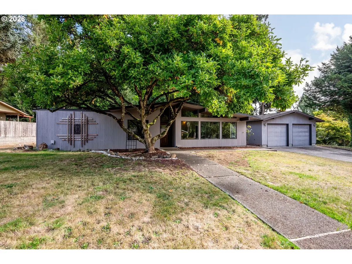 3560 Fairway Ln, Longview, WA 98632 - #1
