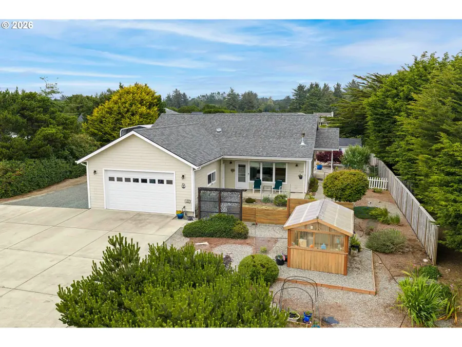 691 Seabird Dr, Bandon, OR 97411 - #3