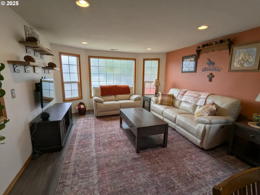 430 N 1st St, Carlton, OR 97111 - Image #2